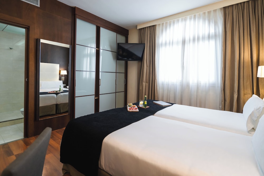 Superior Double Room (Fountain view) thumbnail 5