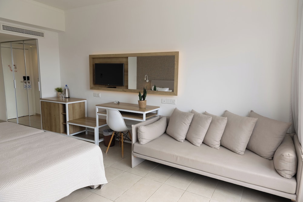 Superior Twin Room Front Sea View photo 3