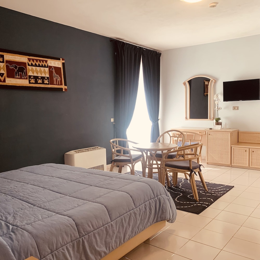 Deluxe Triple Room, Private Bathroom, Poolside photo 2