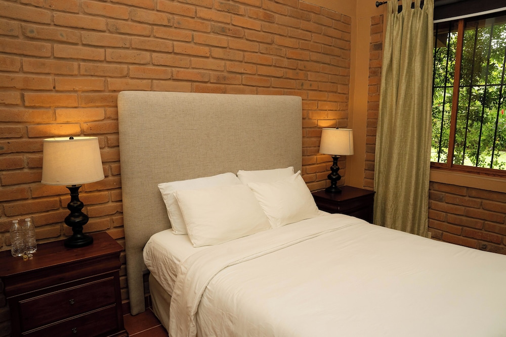 Deluxe Room, 1 Queen Bed photo 3