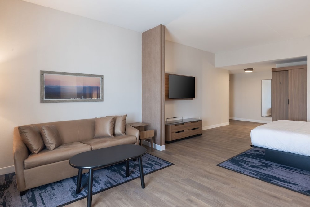 Executive Suite, 1 King Bed with Sofa bed (Mobility Accessible, Tub) photo 3