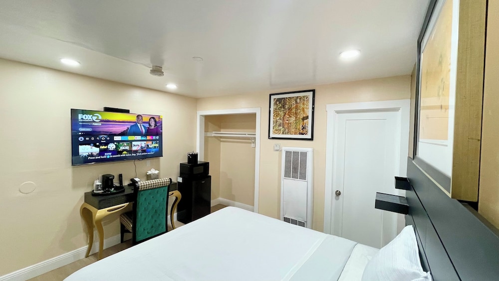Basic Single Room, 1 King Bed, Refrigerator & Microwave