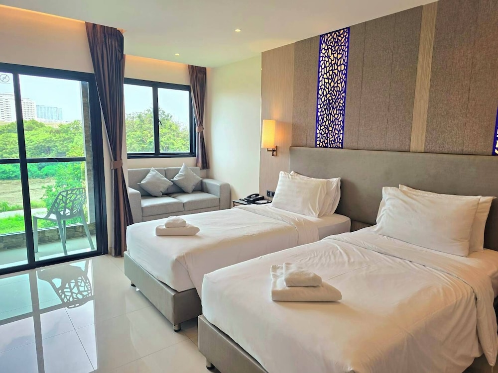 Deluxe Twin Room with Balcony - Photo 4
