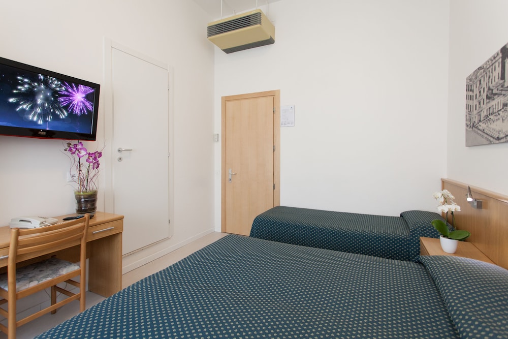 Classic Triple Room photo 2