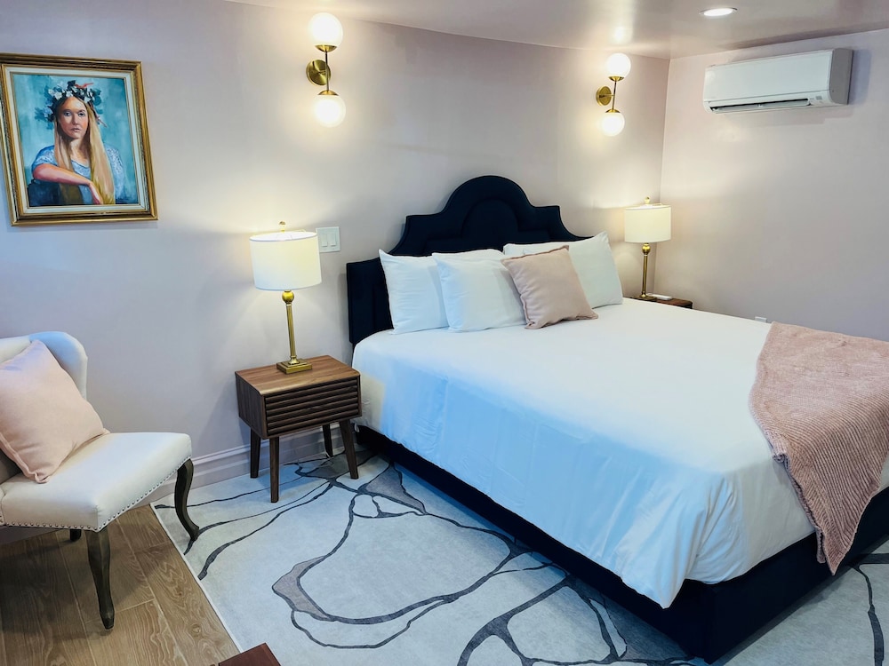 Deluxe Room, 1 King Bed, Ensuite (Queen Deluxe)