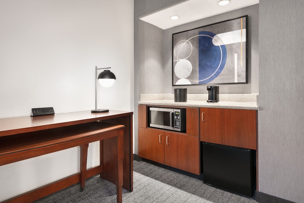 Suite, 1 Bedroom, Balcony - Photo 4