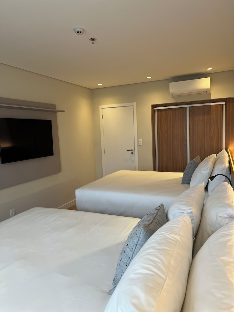 Luxury Quadruple Room, City View photo 3
