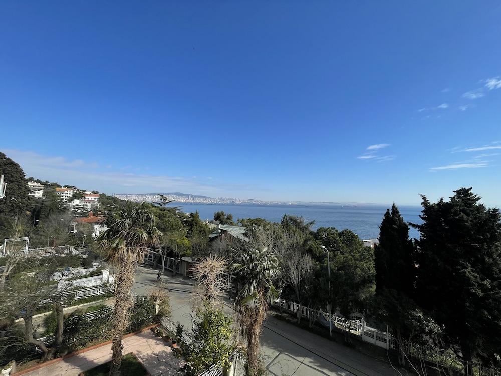 Deniz Manzarali Fransiz Balkonlu Oda - Photo 10