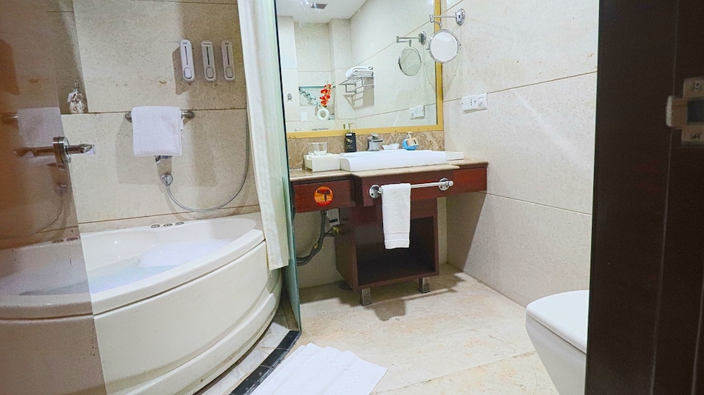 Executive Room with Jacuzzi Tub - Photo 21