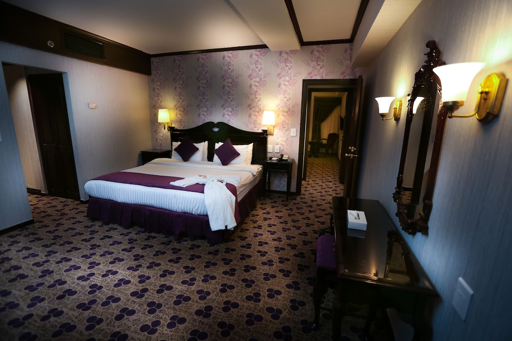 Suite, 3 Bedrooms - Photo 2