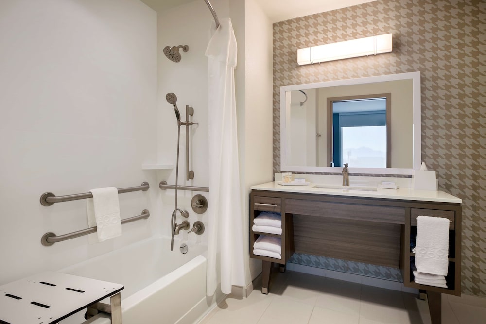 Suite, 1 King Bed, Accessible, Bathtub - Photo 5