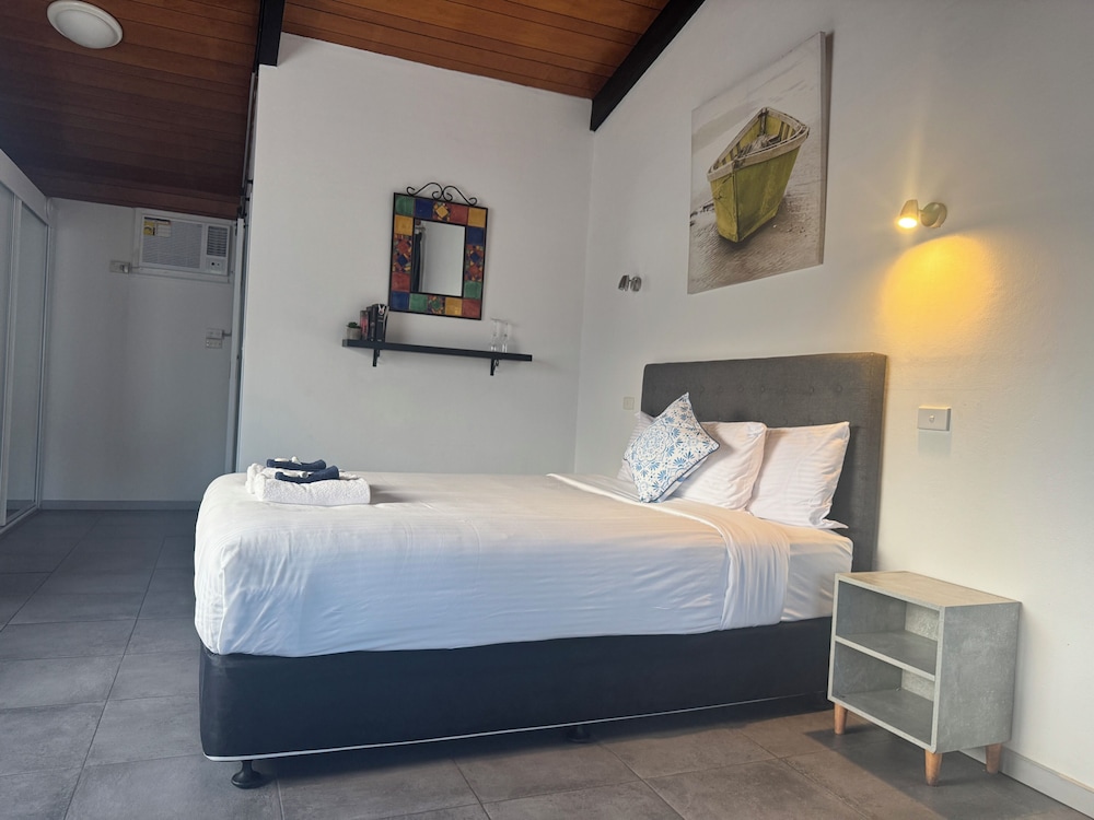 Honeymoon Double Room, 1 Queen Bed, Refrigerator & Microwave, Annex Building photo 1