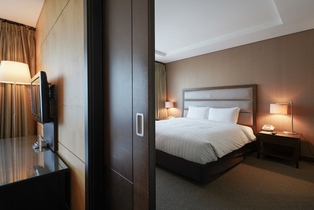 Junior Suite, 1 King Bed - Photo 5