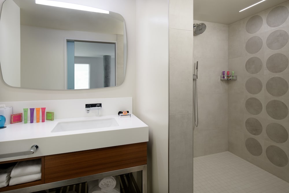 Premier Room, 1 King Bed, High Floor (Corner) - Photo 11