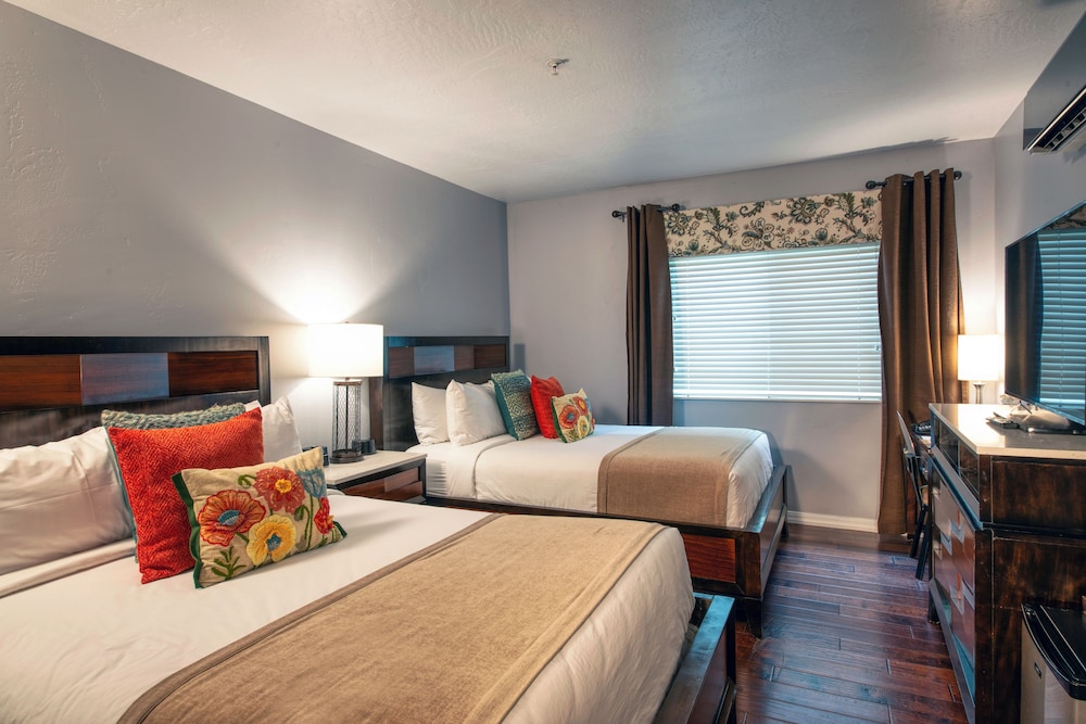 Deluxe Room, 2 Queen Beds - Photo 2