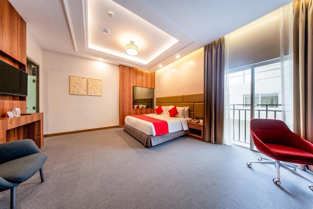 Executive Suite, 1 King Bed, Non Smoking photo 3