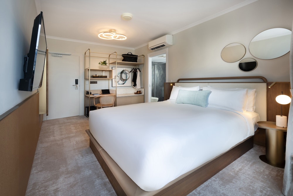 Hotel Deluxe Room - Photo 3