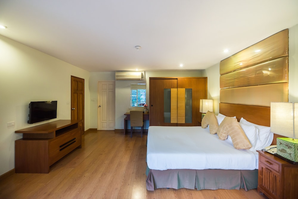 Junior Suite Pool View - No Pets Allowed - Photo 10