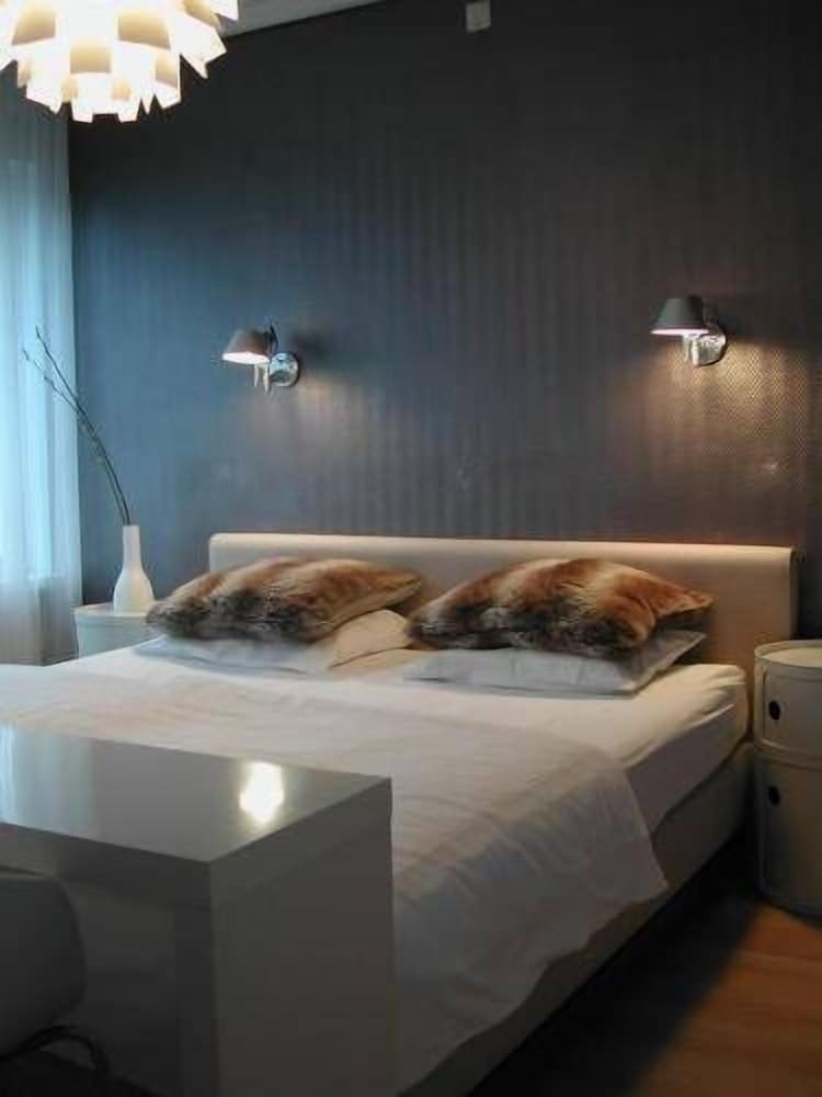 Standard Room, 1 King Bed photo 3
