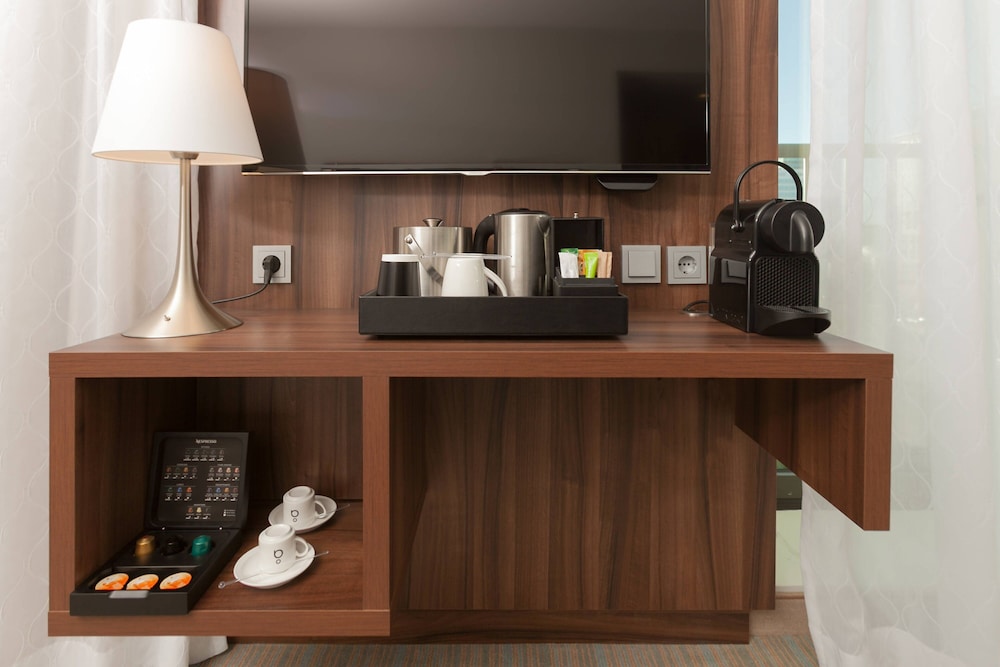 Premium Room, 1 King Bed photo 2