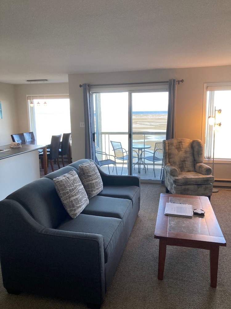 Two Bedroom Oceanfront - Sleeps 6 photo 1