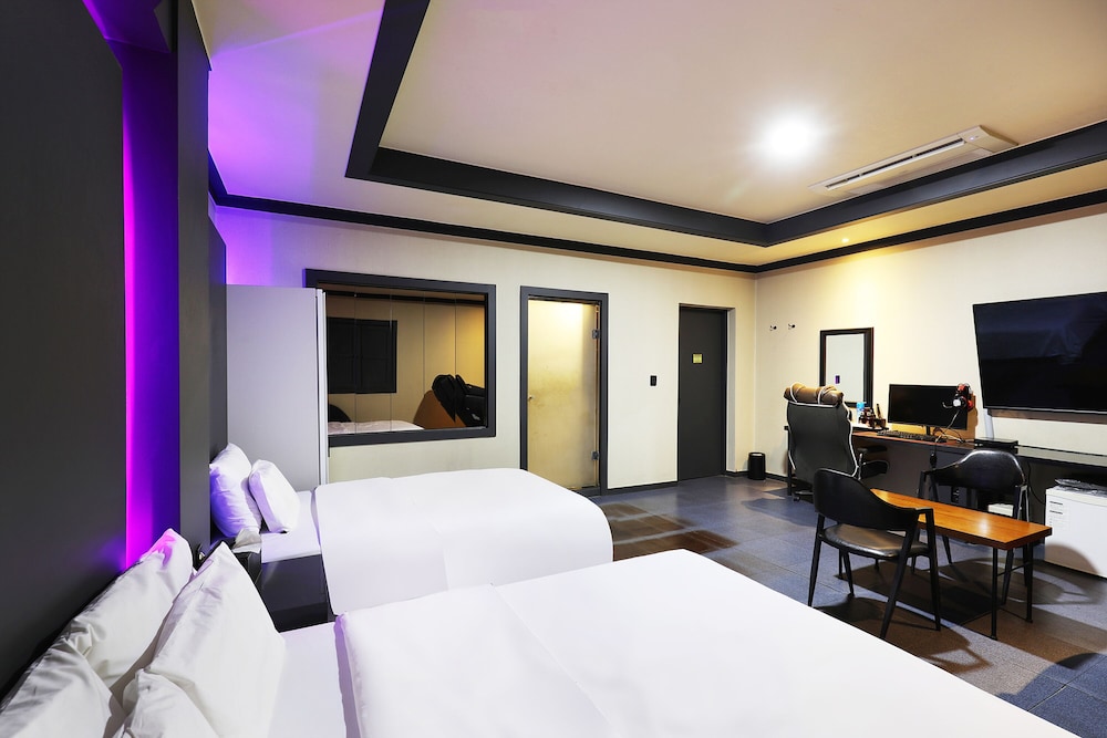 Premier Triple Room, Multiple Beds photo 3