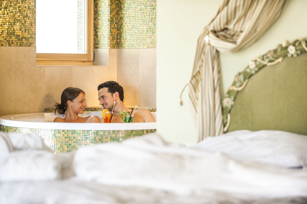 Deluxe Suite, Jetted Tub - Photo 23
