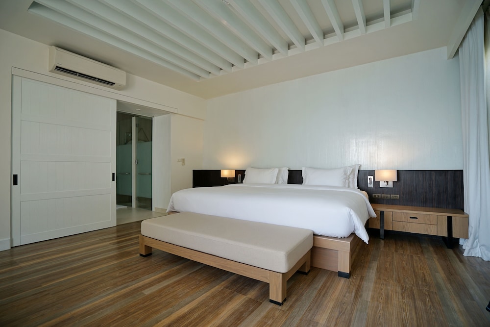 Celes Beachfront Pool Suite