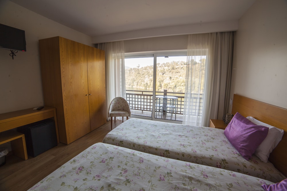Panorama-Zweibettzimmer mit Flussblick