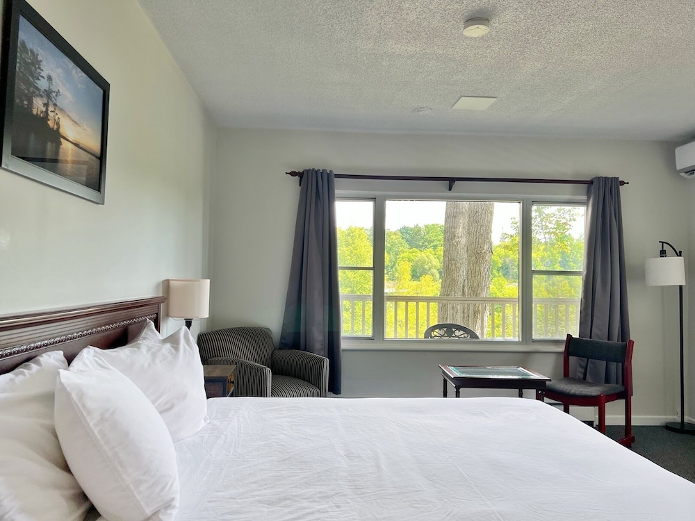 Premium Room, 1 King Bed (Muskoka River View, Has Balcony) photo 2