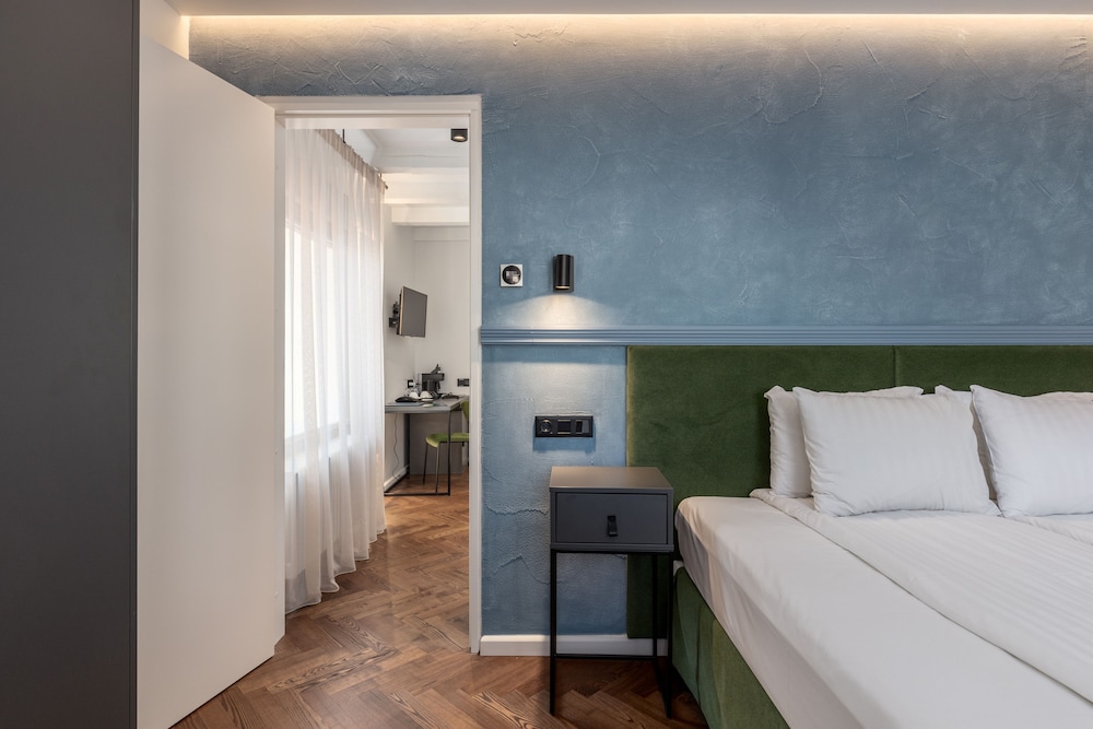Suite - Photo 1