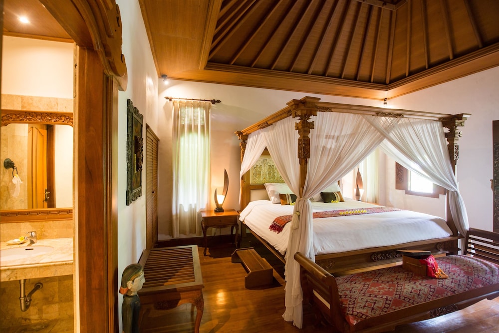 Standard Suite, 1 King Bed, Garden View photo 2