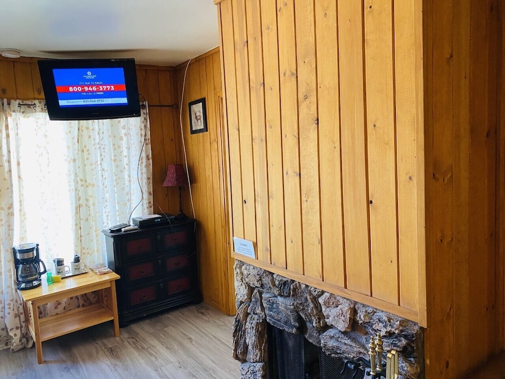 Standard Double Room, 1 Queen Bed, Private Bathroom, Mountain View (017 Motel Room 1K )