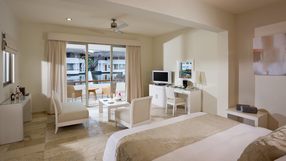 Suite with Bathtub and Outdoor Shower - Photo 1