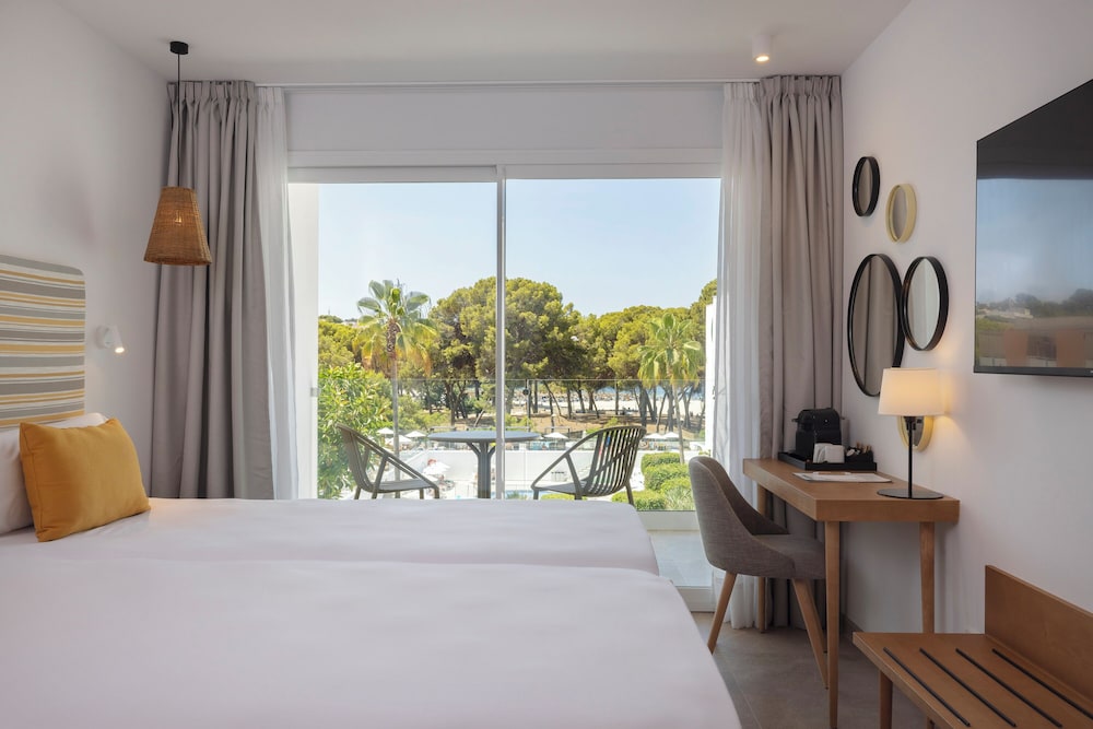 Double Room, Balcony (Partial Beach View) thumbnail 6