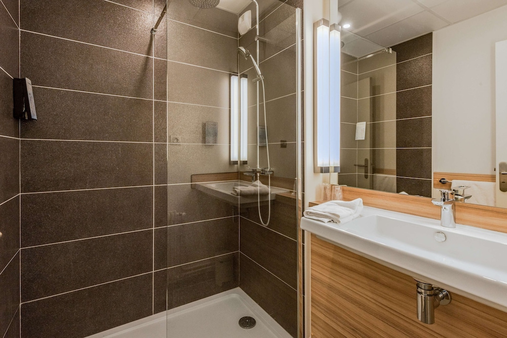 Standard Room, Multiple Beds - Photo 10