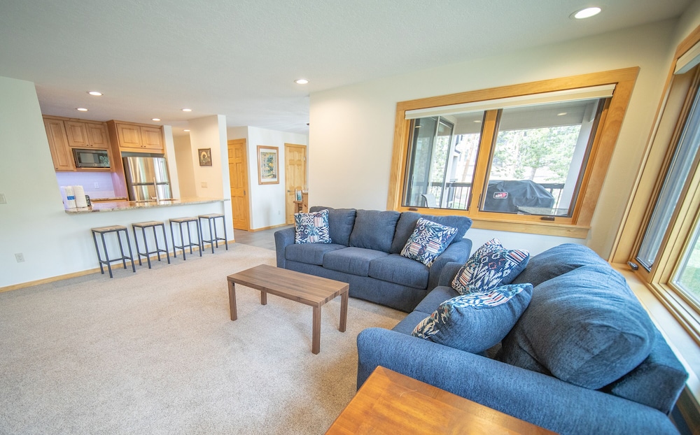 Premium Condo, 2 Bedrooms, Balcony, Valley View (Quicksilver 1628)
