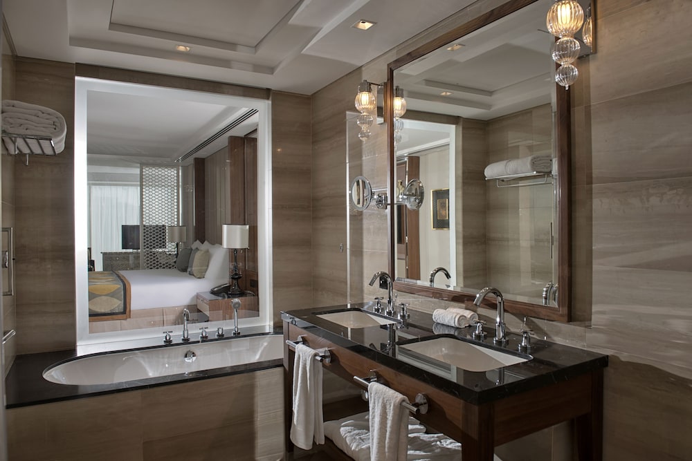 Junior Suite, 1 King Bed, City View photo 3