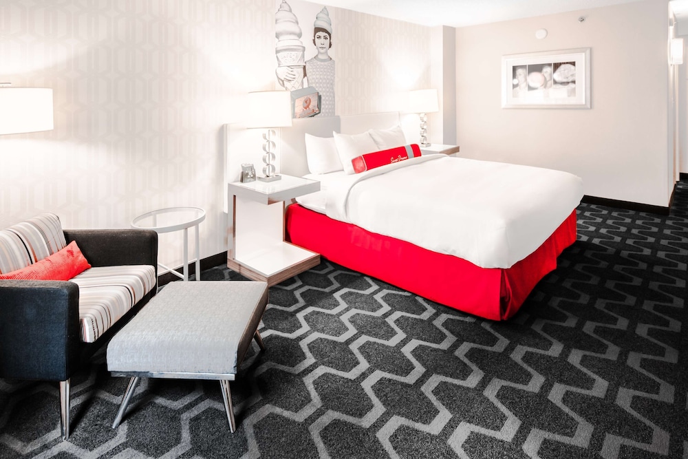Room, 1 King Bed, Refrigerator