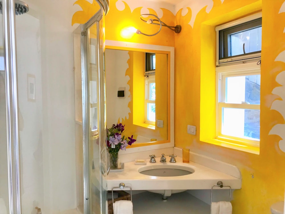 Economy Double Room, 1 King Bed, Private Bathroom, Ocean View photo 3