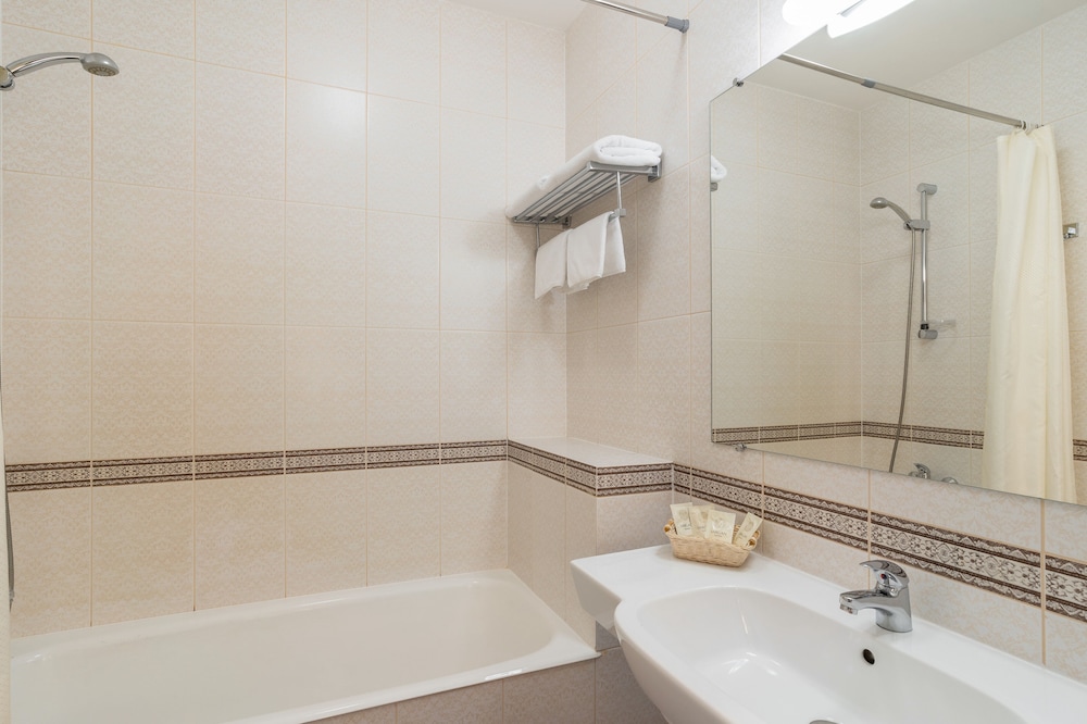 Standard Double or Twin Room photo 3