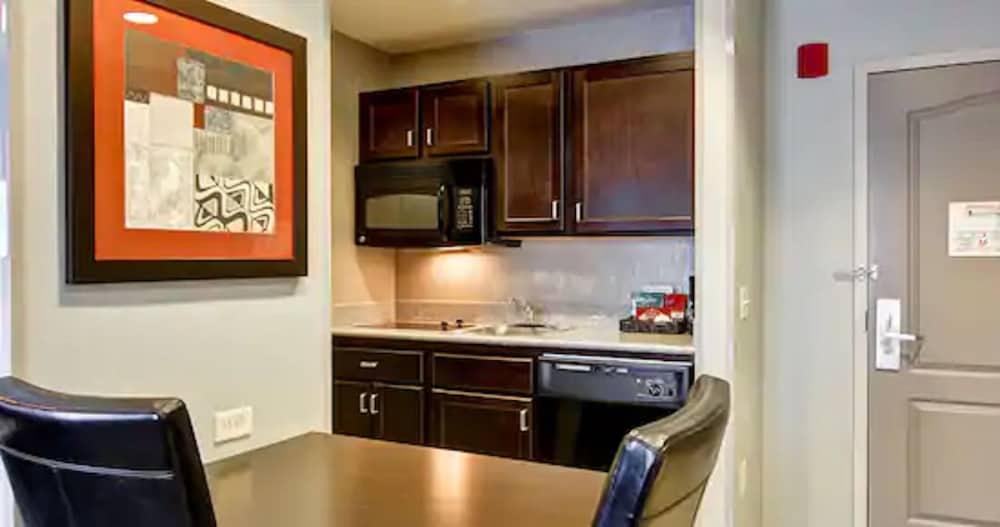 2 Queen, 1 Bedroom Suite - Photo 2