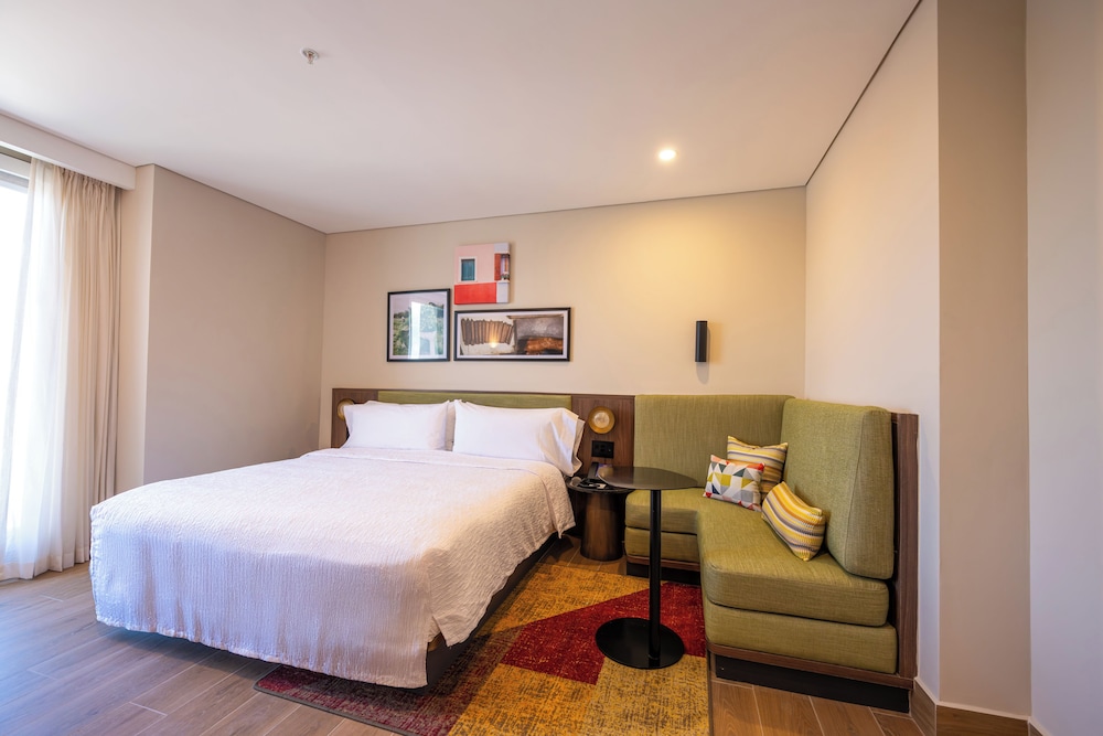 Room, 1 King Bed, Refrigerator (View)