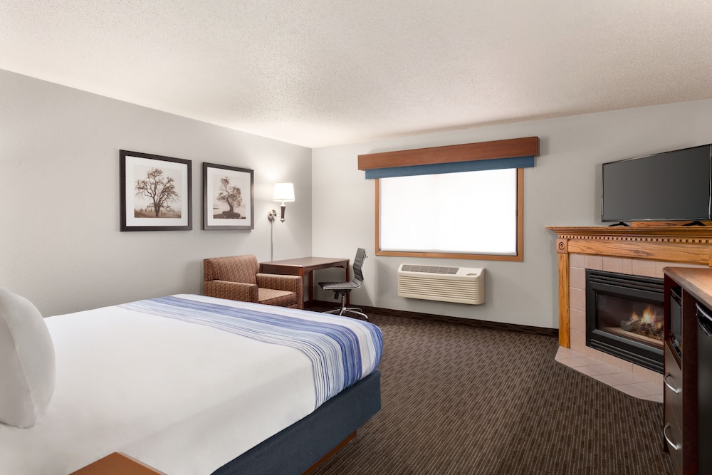 Superior Studio Suite, 1 King Bed, Non Smoking, Hot Tub - Photo 1