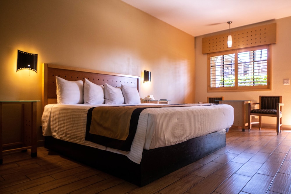 Standard Room, 1 King Bed photo 2