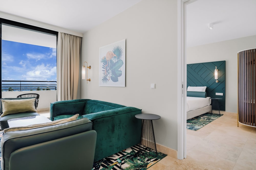 Suite, 1 King Bed thumbnail 5