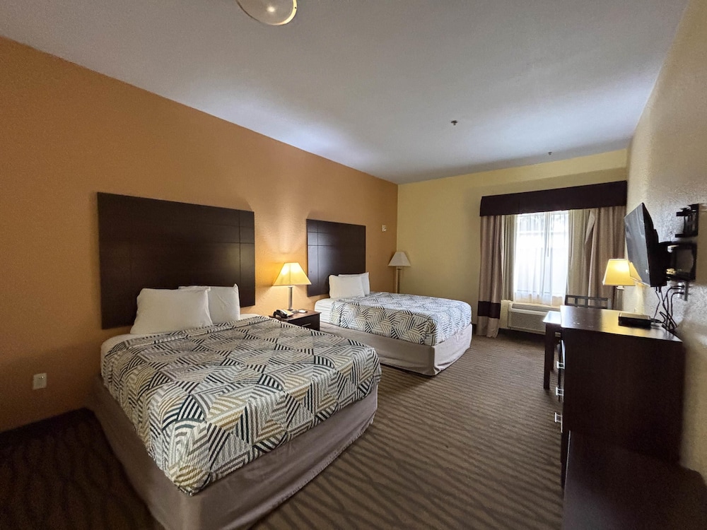 Suite, 2 Queen Beds, Non Smoking, Refrigerator & Microwave - Photo 3