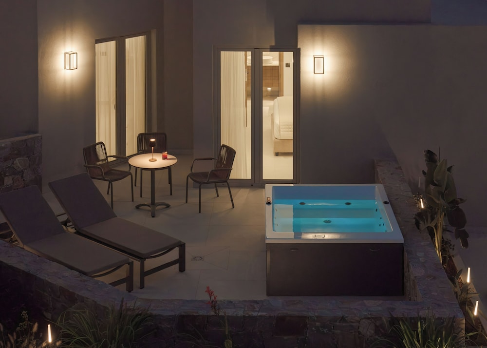 Suite with Hot Tub - Photo 11