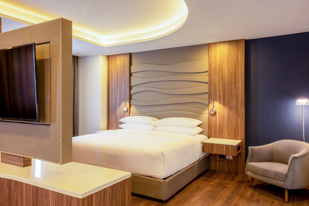 Junior Room, 1 King Bed, City View - Photo 4