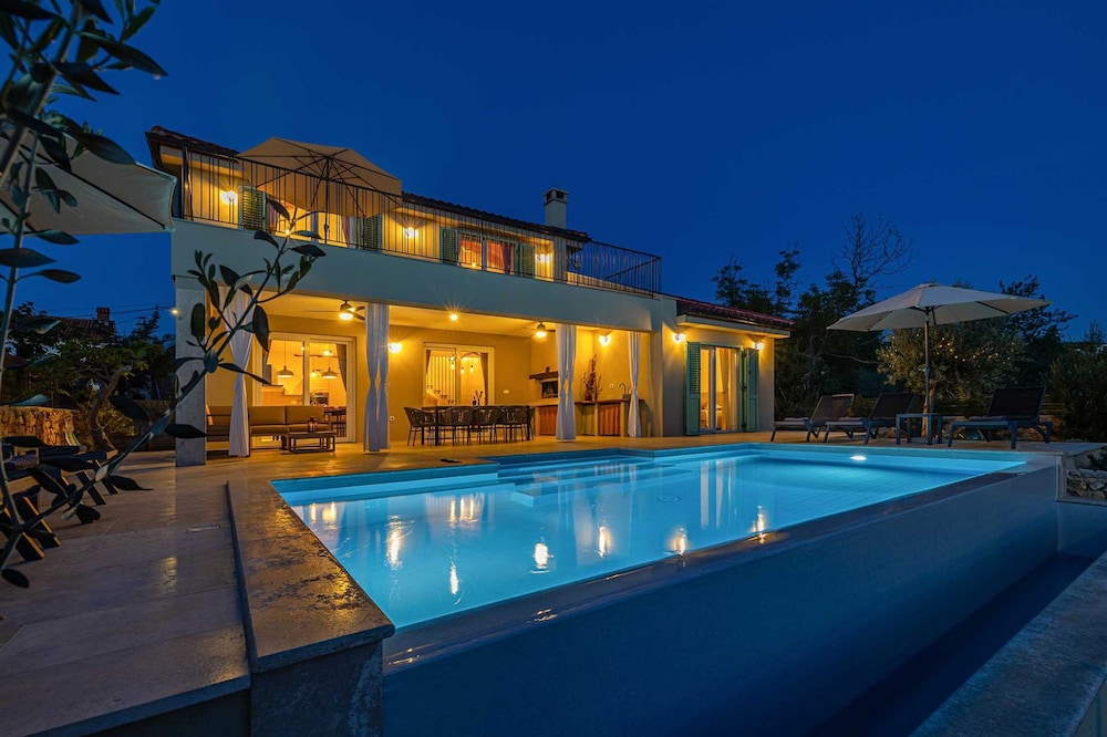 Villa photo 1